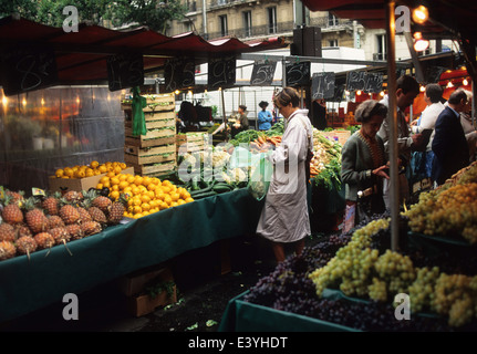 Paris ist ein Synonym für Schönheit, Kultur und einen eigenen Stil, der in seiner Menschen, Geschäfte und Gebäude zu sehen ist Stockfoto