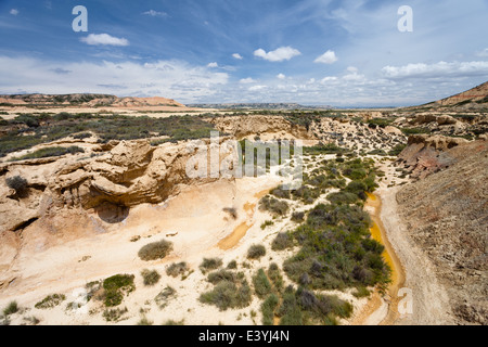 Badlands mit Trockenfluss in Bardenas Reales, Navarra, Spanien Stockfoto