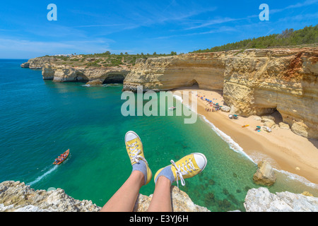 Touristischen Strand Blick von einer Klippe in Algarve, Portugal Stockfoto