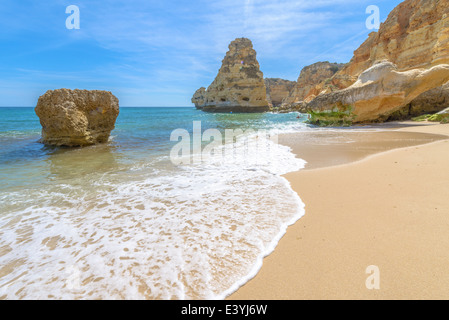 Gesamtansicht der weltbekannten Marinha Strand mit dem blauen Wasser und Felsvorsprüngen in Portugal. Stockfoto