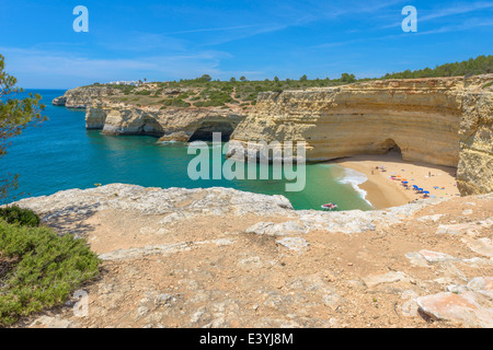 Gesamtansicht der weltbekannten Marinha Strand mit dem blauen Wasser und Felsvorsprüngen in Portugal. Stockfoto