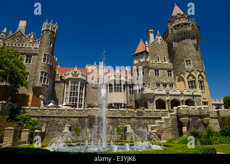 Neugotischen Architektur von Casa Loma Schloss in Toronto mit Garten Brunnen und blauer Himmel Stockfoto