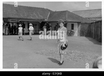 Leona Oertle, eine Pionierin der Fliegerei, wird während ihrer Luftfahrt in Birma gesehen. Das Bild fängt ihre Rolle in der Luftfahrtgeschichte ein, mit einem Schwerpunkt auf ihren Beiträgen zum Flugbetrieb in der Region während des Krieges. Stockfoto