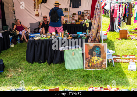 East Devon, England. Ein Bric ein Brac stall auf einer Fete und Gartenfest verkaufen verschiedene waren. Stockfoto