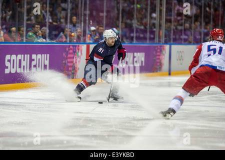 Phil Kessel (USA) im Eishockeyspiel gegen RUS an die Olympischen Winterspiele Sotschi 2014 Stockfoto