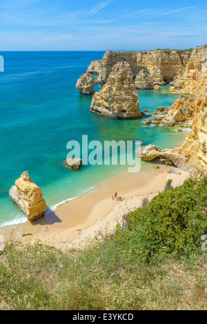 Gesamtansicht der weltbekannten Marinha Strand mit dem blauen Wasser und Felsvorsprüngen in Portugal. Stockfoto