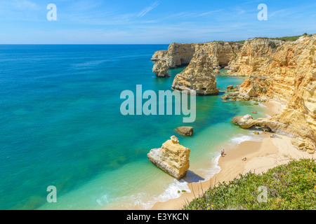 Gesamtansicht der weltbekannten Marinha Strand mit dem blauen Wasser und Felsvorsprüngen in Portugal. Stockfoto