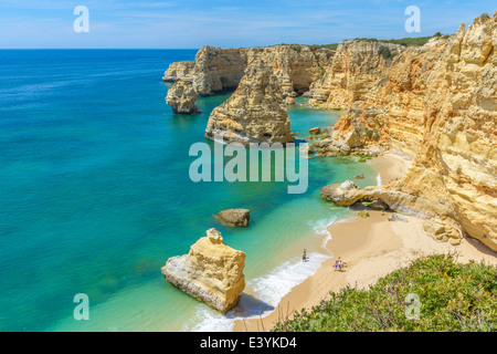 Gesamtansicht der weltbekannten Marinha Strand mit dem blauen Wasser und Felsvorsprüngen in Portugal. Stockfoto