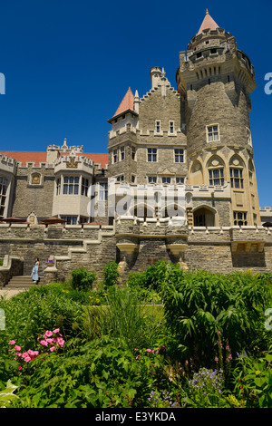 Garten Blumenbeet und neugotischen Türme des Casa Loma-Schloss in Toronto Stockfoto