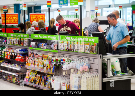 Kunden an SB-Kassen im Supermarkt Stockfoto