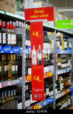 billigen Wein in einem Supermarkt zu verkaufen Stockfoto
