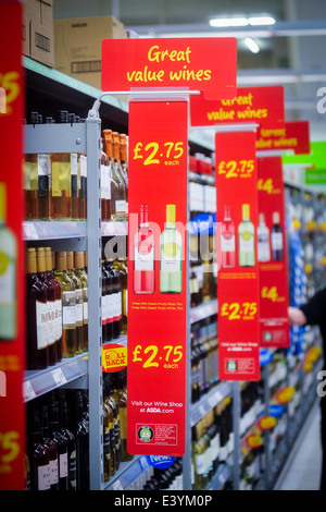 billigen Wein zum Verkauf im Supermarkt Stockfoto