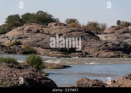 Felsen und Fluss am sechsten Katarakt, Nord-Sudan Stockfoto