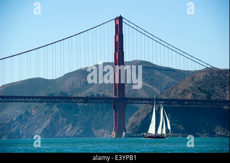 Eine Nachbildung der Yacht America wofür der America Cup Namensgeber ist Segeln an der San Francisco Bay. 10.02.2012 Stockfoto