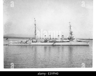 Ein Foto der USS Trenton (CL-11), eines leichten Kreuzers der Cleveland-Klasse in der US Navy. Dieses Bild zeigt das Design des Schiffes und seine Rolle bei den Marineoperationen während des Zweiten Weltkriegs Stockfoto
