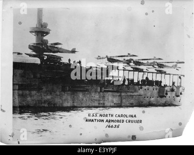 Dieses Foto zeigt die USS North Carolina (CA-12), einen schweren Kreuzer der United States Navy. Das Schiff ist bekannt für seinen Dienst während des Zweiten Weltkriegs und seine zentrale Rolle in der Seekriegsführung. Stockfoto