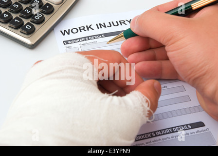 füllt sich ein Antragsformular Arbeit Verletzungen Stockfoto