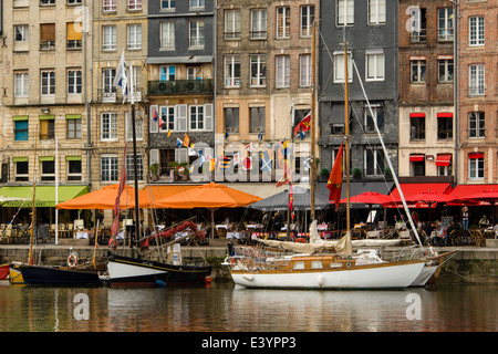 Segelboote angedockt entlang Vieux Bassin vor Bars und Cafés entlang der Quai Sainte Catherine, Honfleur, Normandie, Frankreich Stockfoto