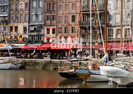 Segelboote angedockt entlang Vieux Bassin vor Bars und Cafés entlang der Quai Sainte Catherine, Honfleur, Normandie, Frankreich Stockfoto