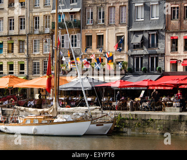 Segelboote angedockt entlang Vieux Bassin vor Bars und Cafés entlang der Quai Sainte Catherine, Honfleur, Normandie, Frankreich Stockfoto