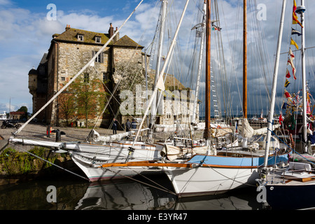 Segelboote angedockt in Vieux Bassin vor La Lieutenance Torhaus aus dem 14. Jahrhundert, Honfleur, Normandie, Frankreich Stockfoto