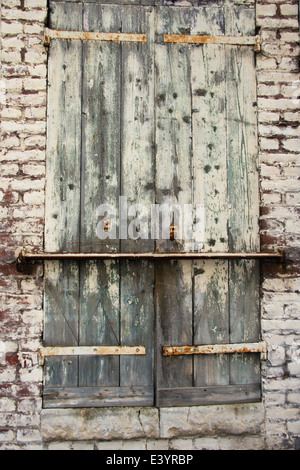 Alte hölzerne Fensterläden auf Backsteinfassade, Honfleur, Normandie, Frankreich Stockfoto