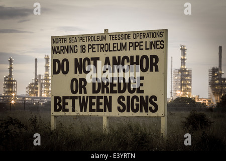 Pipeline-Warnschild in der Nähe von Raffinerie in Seal Sands, Teesside, Nordostengland. UK Stockfoto