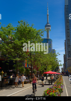 Auto freie Weglänge auf John Street Toronto mit Cafés und CN Tower im Sommer Stockfoto