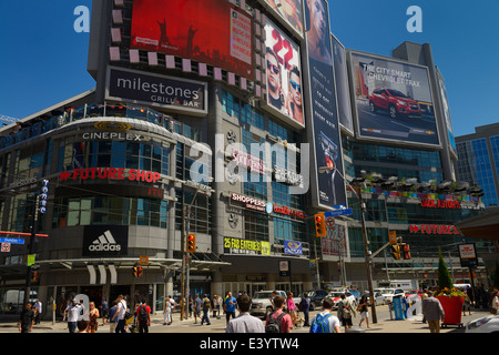 Fußgängerzone Gerangel an belebten Yonge und Dundas Square Kreuzung in der Innenstadt von Toronto im Sommer Stockfoto