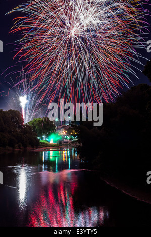 Feuerwerk über der Gabel der Themse in London Ontario, Kanada in der Feier der Canada Day am 1. Juli 2014 Leuchten. Stockfoto