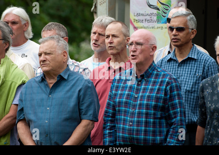 Eine Gemeinschaft der Chorgesang in Leamington Peace Festival, UK Stockfoto