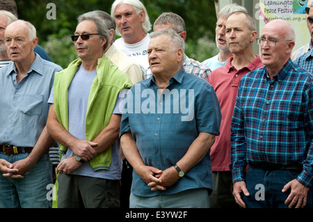 Eine Gemeinschaft der Chorgesang in Leamington Peace Festival, UK Stockfoto