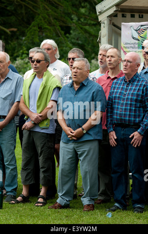 Eine Gemeinschaft der Chorgesang in Leamington Peace Festival, UK Stockfoto