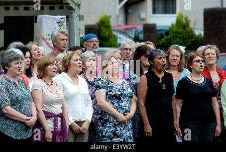 Menschen singen in einer Gemeinschaft Chor, Leamington Peace Festival, UK Stockfoto