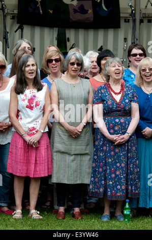 Frauen singen in einer Gemeinschaft Chor, Leamington Peace Festival, UK Stockfoto