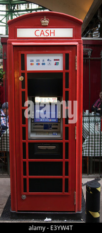 Eine alte rote Telefonzelle umgewandelt, ein Geldautomat Stockfoto