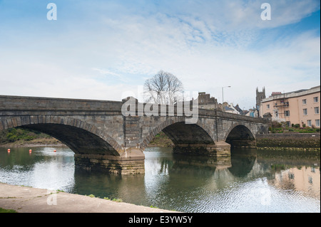 Die georgische Brücke über den Fluss Dart in Totnes, Devon, UK. Stockfoto