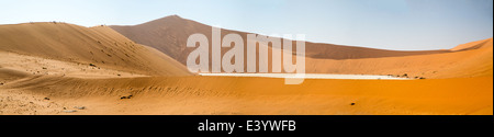 Ein Panorama-Bild von Deadvlei, Sossusvlei. Große orange, rote Dünen mit "Vlei" (Pan) in der Mitte. Stockfoto