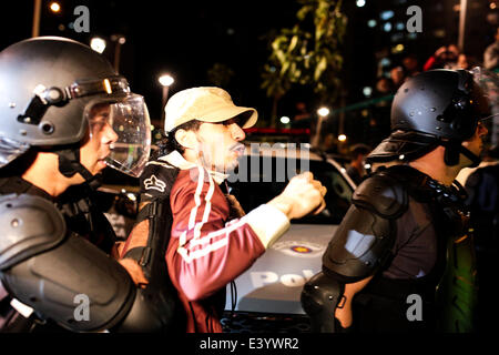 São Paulo, Brasilien. 1. Juli 2014. Ein Aufruhr Polizist verhaftet einem Mann während einer Demonstration für die Freilassung der Demonstranten, die verhafteten Durgin wurden weitere Demonstrationen am 1. Juli 2014 in Roosevelt-Platz in São Paulo, Brasilien. Der Protest war in Form von Diskussion und hatte mehr Polizisten als Demonstranten. Zu einem bestimmten Zeitpunkt die Polizei Demonstranten stießen und feuerte Tränengas, Blendgranaten und Gummigeschossen, und verhaftete fünf Menschen, darunter zwei Anwälte, die die Demonstration begleitet. Dennoch endete der Protest friedlich. Bildnachweis: Tiago Mazza Chiaravalloti/Pacific Press/Alamy Live neu Stockfoto