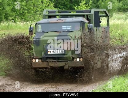 (Dpa) - ein Mungo, leichte gepanzerte airborne Fahrzeug, fährt durch den Schlamm während einer Präsentation in Waltershausen, Deutschland, 11. Juni 2003. Diskussion über den Einsatz von speziellen Transportfahrzeugen hat nach dem Angriff auf einem gepanzerten Bus des deutschen Heeres in der afghanischen Hauptstadt Kabul, in dem vier deutschen Soldaten starben entfacht. Nach Angaben des Herstellers ist Krauss-Maffei-Wegmann, der Mungo eine robuste, zuverlässige Fahrzeug und Familienpakete für Krisenreaktionskräfte entwickelt. Es wiegt 5, 3 Tonnen, hat einen Allradantrieb und bietet Platz für zwei Operatoren und acht weitere Soldaten. Die M Stockfoto