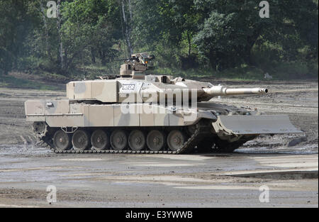 Datei - ein Archiv Bild vom September 2010 zeigt die Panzer Leopard 2 A7 der Firma KMW. Der Bundessicherheitsrat kann angesichts der grünes Licht für den Verkauf von 200 Leopard-II-Panzern nach Saudi-Arabien Hafen. Die Opposition konnte nicht den Verkauf am 8. Juli 2011 beendet werden. Foto: CLEMENS NIESNER Stockfoto