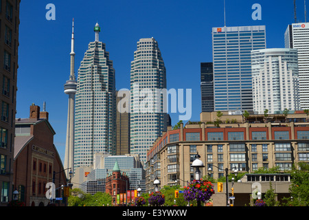 St Lawrence Markt und gooderham Flatiron Building mit Financial District Bank Türme und CN Tower Toronto im Sommer Stockfoto