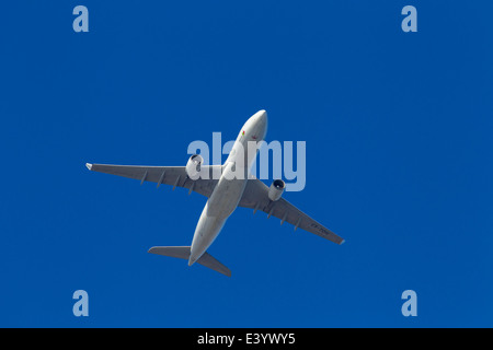 TAP Air Portugal Airbus A330-223 fliegen overhead. Stockfoto