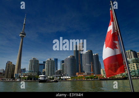 Kanadische Flagge auf einem Boot mit Skyline CN Tower in Toronto Harbourfront am Lake Ontario Stockfoto