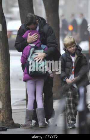 Ed Burns nimmt seine Kinder mit in die Schule: Ed Burns, Grace Burns, Finn Burns wo: Manhattan, New York, USA bei: 5. Dezember 2013 Stockfoto