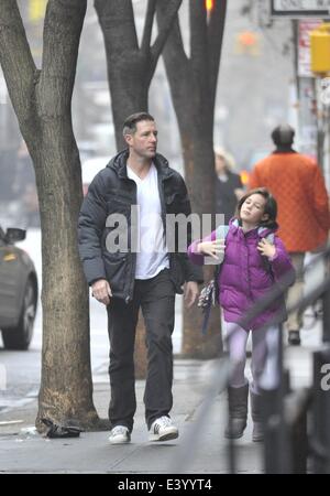 Ed Burns nimmt seine Kinder mit in die Schule: Ed Burns, Grace Burns wo: Manhattan, New York, USA bei: 5. Dezember 2013 Stockfoto