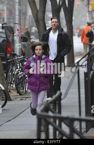 Ed Burns nimmt seine Kinder mit in die Schule: Ed Burns, Grace Burns wo: Manhattan, New York, USA bei: 5. Dezember 2013 Stockfoto