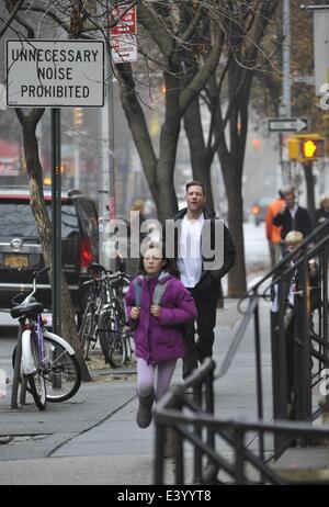 Ed Burns nimmt seine Kinder mit in die Schule: Ed Burns, Grace Burns, Finn Burns wo: Manhattan, New York, USA bei: 5. Dezember 2013 Stockfoto