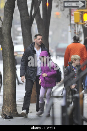 Ed Burns nimmt seine Kinder mit in die Schule: Ed Burns, Grace Burns, Finn Burns wo: Manhattan, New York, USA bei: 5. Dezember 2013 Stockfoto