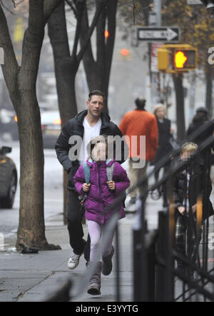 Ed Burns nimmt seine Kinder mit in die Schule: Ed Burns, Grace Burns wo: Manhattan, New York, USA bei: 5. Dezember 2013 Stockfoto